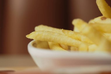 Bir kasede pişmiş patateslerin dokusunu gösteren yakın plan görüntüsü..