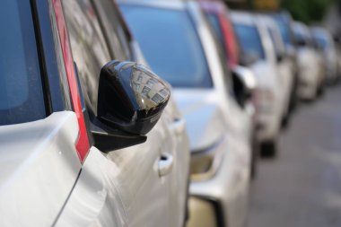 Öğleden sonra saatlerinde kalabalık bir caddede araçlar sıkıca dizilmiştir..