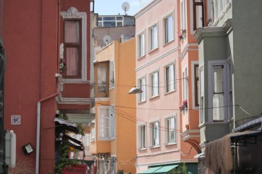 Büyüleyici renkli binalar dizisi şehirde canlı bir atmosfer yaratır..