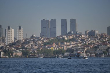 İstanbul 'un canlı limanında tekneler ve kent mimarisi yer alıyor.