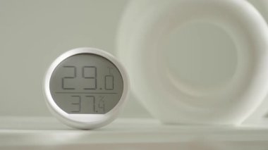 Bu aygıt güncel sıcaklık ve nemi modern bir ayarda gösterir.