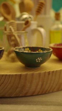 Mutfaktaki ahşap masa üzerinde canlı tasarımları olan çeşitli kaseler..