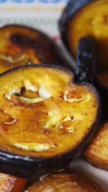 Tabakta nefis kızarmış yumurta bitkisi. .