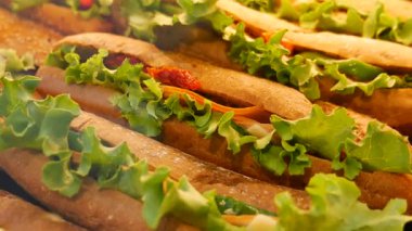 Yoğun bir şarküteride taze marullu sandviçler yığılır..