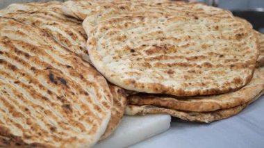 Yerel fırında taze pişmiş ekmeğin enfes kokusunu keşfedin..