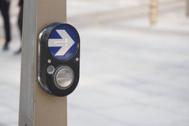 Temiz bir yaya geçidi düğmesi yürüyenleri güvenli bir şekilde karşıya geçirir.