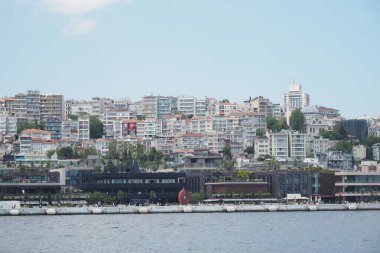 Hindi İstanbul 25 Haziran 2025. Nehir kıyısındaki galata limanı alışveriş merkezinin liman manzarası.