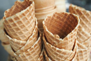 Waffle külahları müşterilerin seçebileceği bir tatlı dükkanında güzelce istiflenir..