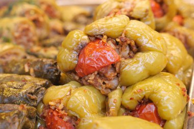 Renkli doldurulmuş sebzeler bir markette cazip bir şekilde düzenlenir..