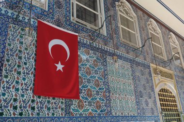 Dekoratif fayanslarda bayrağı olan canlı bir Türk kültürü gösterisi.