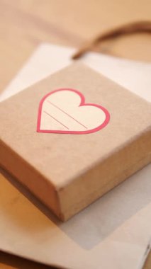 Kalpten süslenmiş bir hediye kutusu düşünceli bir şekilde sergileniyor..