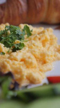 Çırpılmış yumurta ve taze otlar. Sabah yemeği için mükemmel..