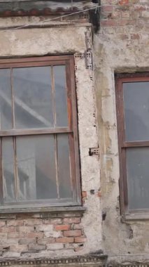 Harap olmuş bir binanın yıpranmış ahşap pencerelerine yakın çekim.