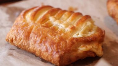 Sıcacık, pul pul pişmiş, kahvenin tadını çıkarmaya hazır..