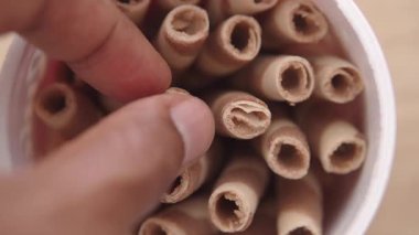 Yuvarlanmış çikolatalı atıştırmalıklar bir kabın içinde sunulur, lezzetli ısırıklar davet edilir..