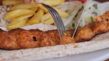 Lezzetli kebap taze patates ve pilav ile servis ediliyor, öğle yemeğinde afiyet olsun..