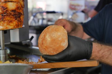 Bir satıcı İstanbul 'da bir kebap hazırlıyor. 