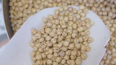 Ziyaretçiler eşsiz tahıl ve yerel ürünlerin sergilendiği canlı bir pazarı keşfediyorlar.