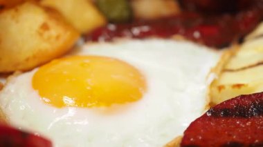 Taze pişmiş yumurta çiftleri ve lezzetli kahvaltı malzemeleri..