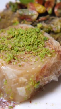 Tabakta bir dilim Türk baklavası ,