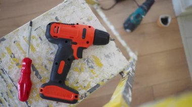 Evde gerekli araçları kullanarak çeşitli DIY projeleri üzerinde çalışmak.