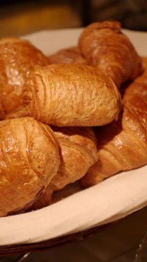 Lezzetli, altın kruvasanların tadını çıkarın yerel bir pastanede sıcak servis ediliyor..