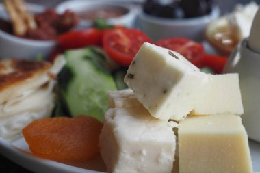 Brunch etkinliğinde lezzetli peynir çeşitleri ve taze sebzeler.