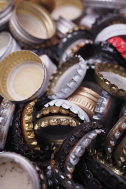 Çeşitli kullanılmış şişe kapaklarının yakın plan görüntüsü..