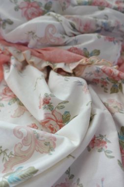 Yumuşak renkte yumuşacık bir kumaş Sakin bir hava için güzel perdeler.