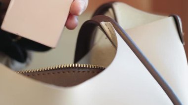 Kadın çantasına parfüm koymak .