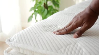 Parlak bir odada yumuşak bir yatağa nazikçe bastıran bir el..