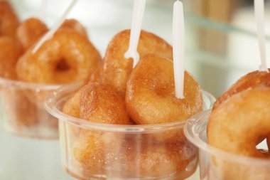 Temiz plastik bardaklarda servis edilen lezzetli minik Türk çörekleri..