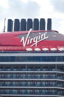 Hindi İstanbul 23 Haziran 2025. Limanda simgesel kırmızı ve beyaz desenli Virgin Cruise gemisi.