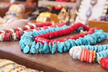 Satılık turkuaz ve mercandan yapılmış canlı kolyeler..