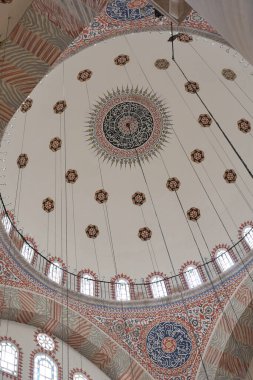 Tarihi bir caminin süslü tavanı çarpıcı desenler sergiliyor..