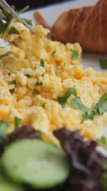 Yağda yumurtayla, taze otlarla ve salatayla doyurucu bir kahvaltı yapın..