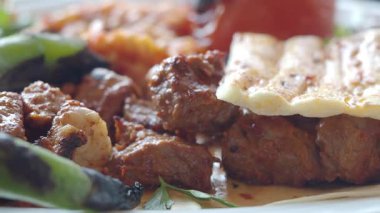 Kutlamada taze et ve sebzelerin tadını çıkarın..