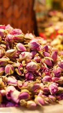 Canlı kurumuş gül tomurcukları bahar boyunca pazarda birikir..