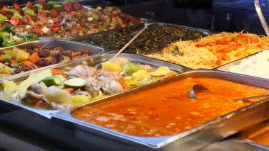 Açık büfede bulabileceğiniz rengarenk tabakların tadını çıkarın..