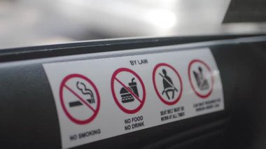 Tabela yolculara sigara ve yemek yasaktır kurallarını gösteriyor..
