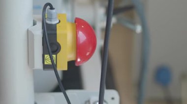 Bir fabrika ortamında kullanılan kırmızı güvenlik düğmesinin yakın görüntüsü.