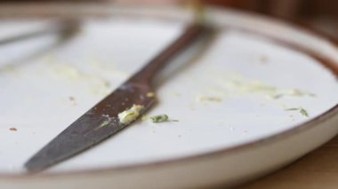 Bir tabak neredeyse boş bırakılmış. Tatmin edici bir yemeğin tadını çıkardığını gösteriyor..