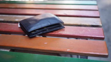 Cüzdanı renkli ahşap bir masada bırakılmış. kayıp cüzdan kavramı ,