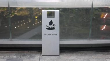 Sıçrama bölgesindeki eğlence kahkahaları ve oyunları davet eder..