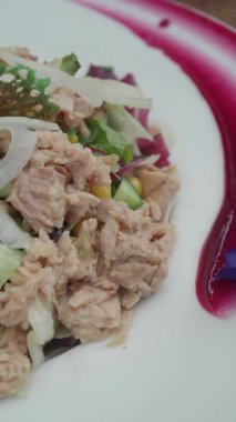 Taze malzemeler ve güzel garnitürle canlı bir ton balığı salatasının tadını çıkar..