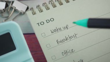 Düzenli olarak düzenlenmiş bir yapılacaklar listesi günlük faaliyetlerin verimli şekilde planlanmasına yardımcı olur.