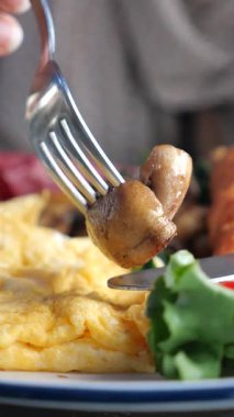 Mantar ve yumurtalarla nefis bir kahvaltı..