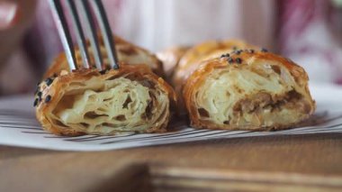 Lezzetli Türk Borek 'inin tadını çıkaran kadın .