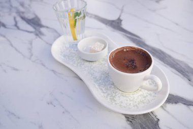 Limonlu ve şekerli Türk kahvesi..