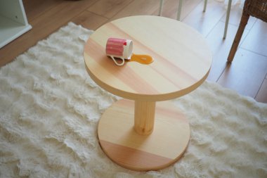 kahve ahşap bir masaya döküldü. .